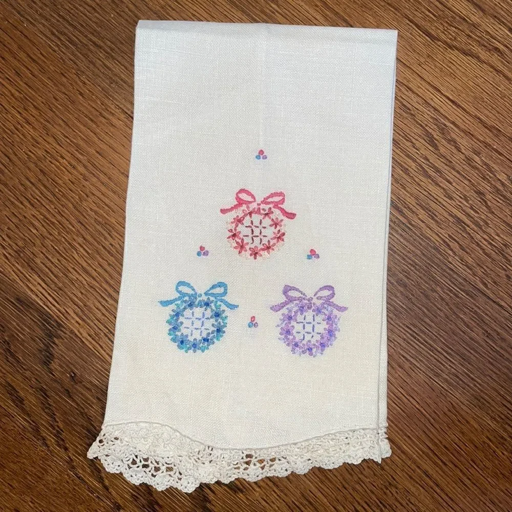Vtg white linen hand towel with 3‎ embroidered floral wreaths